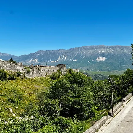 Castle View Traditional House In וילה