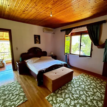 Castle View Traditional House In וילה