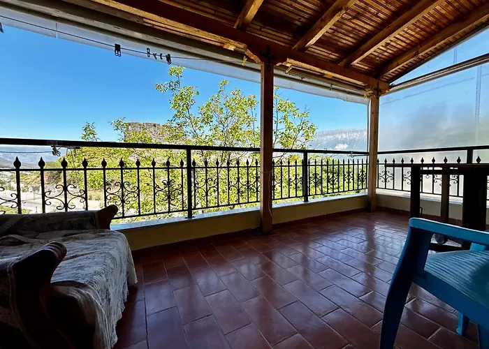 别墅 Castle View Traditional House In *