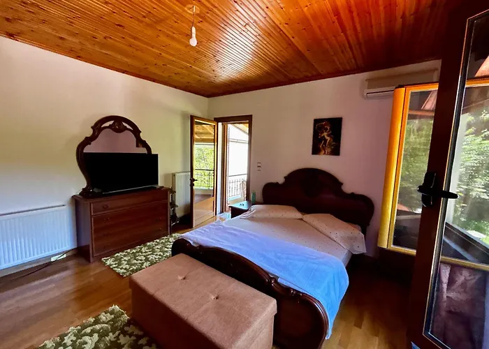 别墅 Castle View Traditional House In *